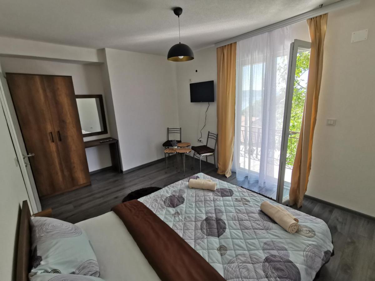 Gopo Guesthouse Elshani Экстерьер фото